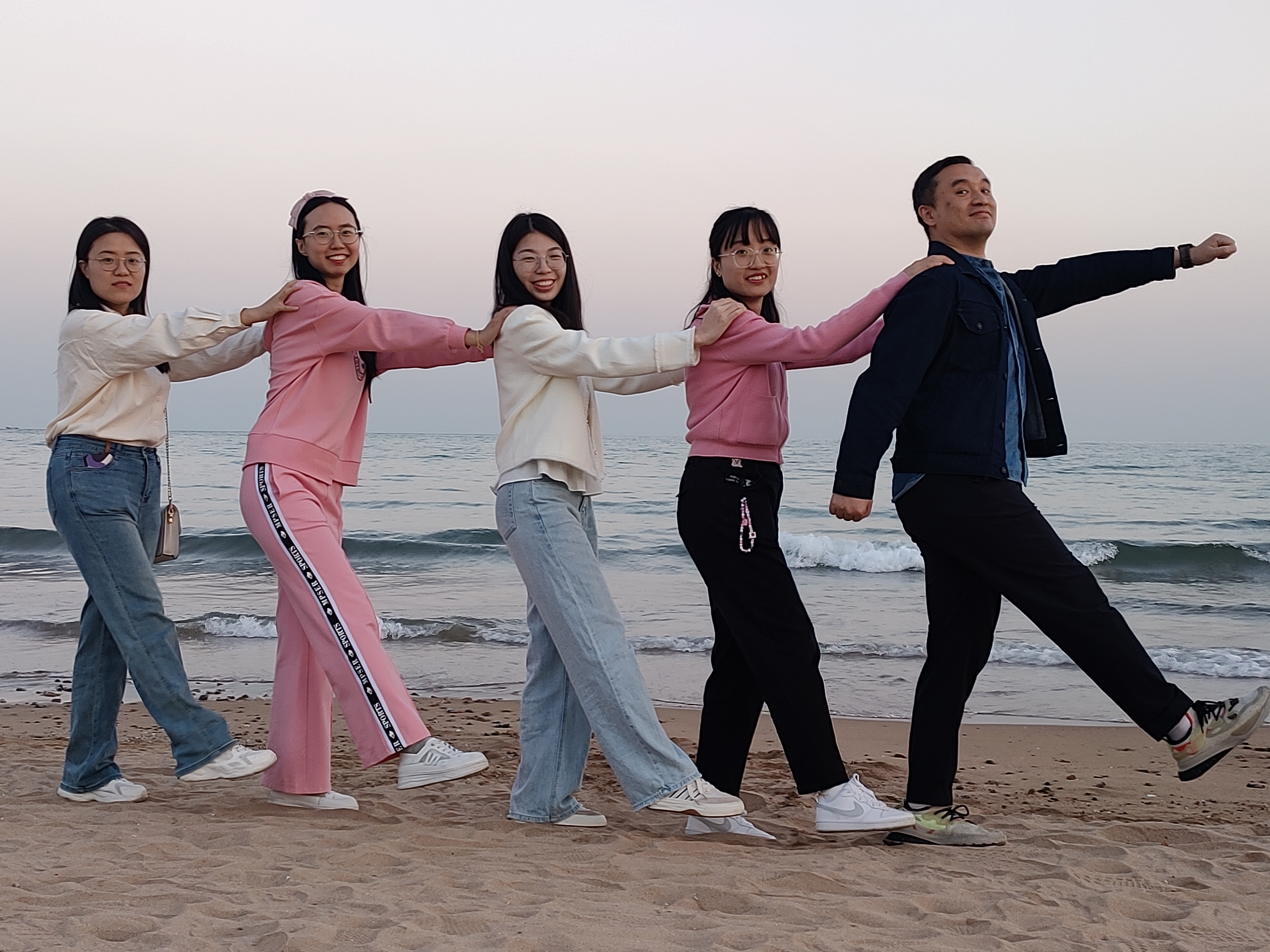 Ding-Fu and the girls in Qingdao during ICFM2023.